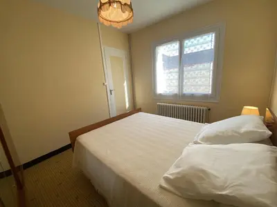 Un ou plusieurs lits dans un hébergement de l'établissement Maison à Fouras: Proche plages et centre, jardinet, 1 chambre - FR-1-709-52