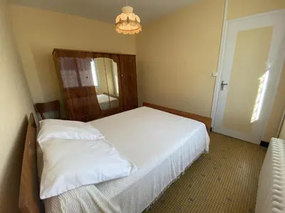 Un ou plusieurs lits dans un hébergement de l'établissement Maison à Fouras: Proche plages et centre, jardinet, 1 chambre - FR-1-709-52