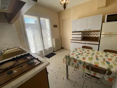 Cuisine ou kitchenette dans l'établissement Maison à Fouras: Proche plages et centre, jardinet, 1 chambre - FR-1-709-52