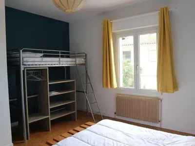 Un ou plusieurs lits dans un hébergement de l'établissement Maison Familiale à Fouras: 6 Pers, 95 m², Proche Plage et Centre, Jardin, Tout Confort - FR-1-709-43