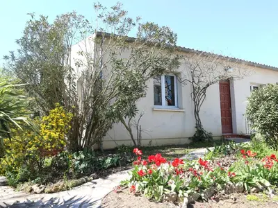 Jardin de l'établissement Maison Familiale à Fouras: 6 Pers, 95 m², Proche Plage et Centre, Jardin, Tout Confort - FR-1-709-43