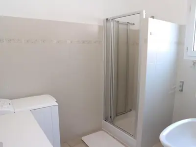 Salle de bains dans l'établissement Maison Familiale à Fouras: 6 Pers, 95 m², Proche Plage et Centre, Jardin, Tout Confort - FR-1-709-43