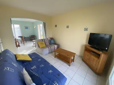 Télévision ou salle de divertissement dans l'établissement Villa récente de plain-pied à Fouras, proche mer - FR-1-709-51