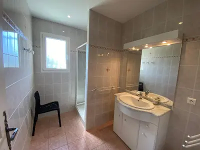 Salle de bains dans l'établissement Villa récente de plain-pied à Fouras, proche mer - FR-1-709-51