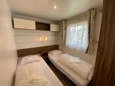 Un ou plusieurs lits dans un hébergement de l'établissement Mobile Home Excellente Situation, Proche Plage et Centre-ville, Idéal pour 4 Personnes - FR-1-709-56