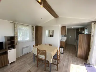 Cuisine ou kitchenette dans l'établissement Mobile Home Excellente Situation, Proche Plage et Centre-ville, Idéal pour 4 Personnes - FR-1-709-56