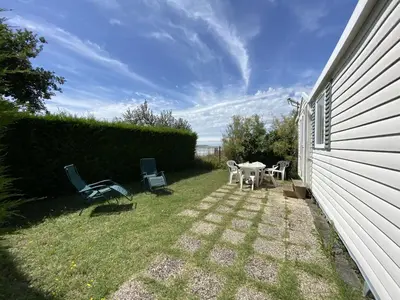 Jardin de l'établissement Mobile Home Excellente Situation, Proche Plage et Centre-ville, Idéal pour 4 Personnes - FR-1-709-56