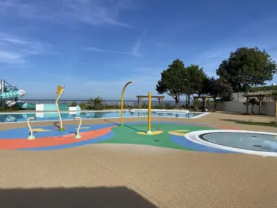 Aire de jeux pour enfants de l'établissement Mobile Home Excellente Situation, Proche Plage et Centre-ville, Idéal pour 4 Personnes - FR-1-709-56