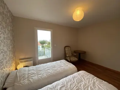 Un ou plusieurs lits dans un hébergement de l'établissement Villa Confortable à Fouras, Proche Mer, 3 Chambres, Terrasse, Jardin, WiFi - FR-1-709-59