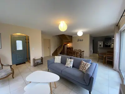 Coin salon dans l'établissement Villa Confortable à Fouras, Proche Mer, 3 Chambres, Terrasse, Jardin, WiFi - FR-1-709-59