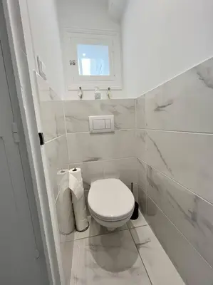 Salle de bains dans l'établissement Appartement rénové - wifi - jardin - centre de Niort