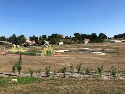 Jardin de l'établissement Lilas la vallee des noyers