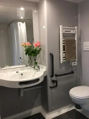 Salle de bains dans l'établissement Hibiscus la vallee des noyers
