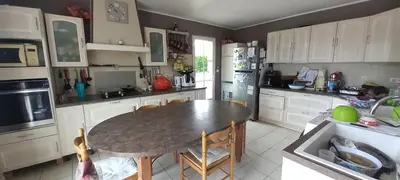 Cuisine ou kitchenette dans l'établissement chambre familiale dans maison au calme