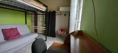 Coin salon dans l'établissement chambre familiale dans maison au calme