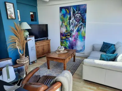 Télévision ou salle de divertissement dans l'établissement 360 degrés sur la rochelle chambre d hôte