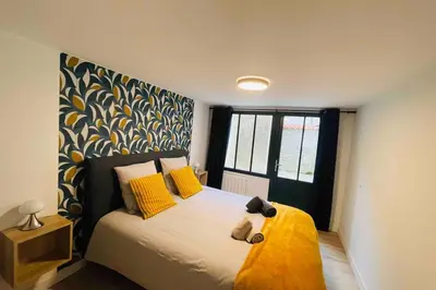 Un ou plusieurs lits dans un hébergement de l'établissement Bel appartement avec cour privée