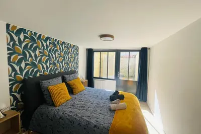 Un ou plusieurs lits dans un hébergement de l'établissement Bel appartement avec cour privée