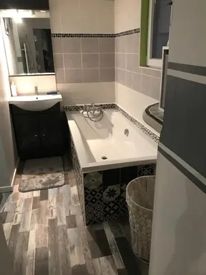 Salle de bains dans l'établissement Maison piscine proche La Rochelle