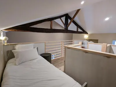 Un ou plusieurs lits dans un hébergement de l'établissement Charmante maison à Angoulême, cour privée, proche parc et bus, accueil bébé, Wifi, animaux acceptés - FR-1-653-230