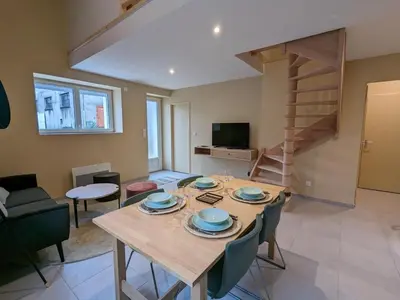 Télévision ou salle de divertissement dans l'établissement Charmante maison à Angoulême, cour privée, proche parc et bus, accueil bébé, Wifi, animaux acceptés - FR-1-653-230