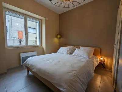 Un ou plusieurs lits dans un hébergement de l'établissement Charmante maison à Angoulême, cour privée, proche parc et bus, accueil bébé, Wifi, animaux acceptés - FR-1-653-230