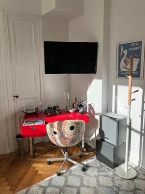 Télévision ou salle de divertissement dans l'établissement Chambre dans Hôtel Particulier 18e siècle Hyper Centre La Rochelle