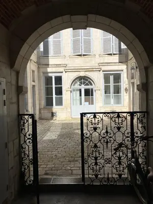 Façade ou entrée de l'établissement Chambre dans Hôtel Particulier 18e siècle Hyper Centre La Rochelle