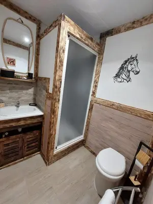 Salle de bains dans l'établissement DOMAINE DE LA LUCARLIERE