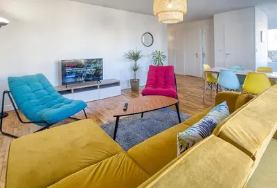Télévision ou salle de divertissement dans l'établissement La Pause Douce Cosy à Angoulême - Confort, Lumière et Espace