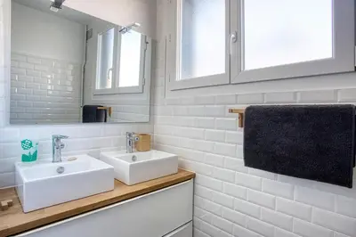 Salle de bains dans l'établissement La Pause Douce Cosy à Angoulême - Confort, Lumière et Espace