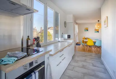 Cuisine ou kitchenette dans l'établissement La Pause Douce Cosy à Angoulême - Confort, Lumière et Espace