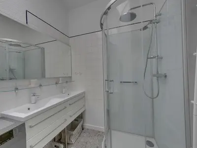 Salle de bains dans l'établissement Charmante Villa 4 pièces, 6 pers. au Quartier du Casino de Châtelaillon-Plage, proche mer, jardin, parking - FR-1-706-15