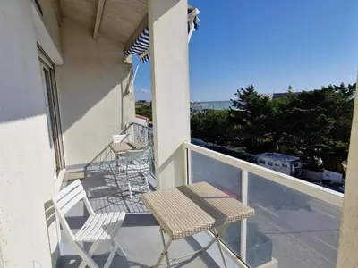 Balcon ou terrasse dans l'établissement Duplex 3 pièces à deux pas de la plage avec parking - 4 pers - FR-1-706-16