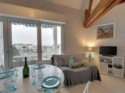 Télévision ou salle de divertissement dans l'établissement Duplex 3 pièces à deux pas de la plage avec parking - 4 pers - FR-1-706-16