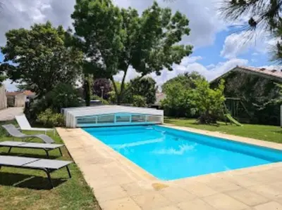 Piscine de l'établissement Gîte 2-4 couchages situé dans un magnifique jardin ou située à proximité
