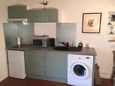 Cuisine ou kitchenette dans l'établissement Gîte 2-4 couchages situé dans un magnifique jardin