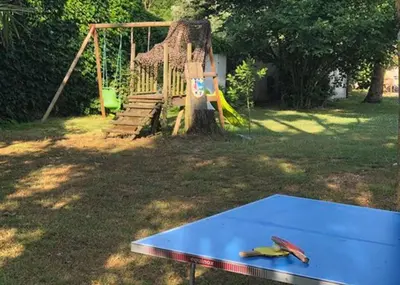Aire de jeux pour enfants de l'établissement Gîte 2-4 couchages situé dans un magnifique jardin