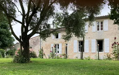 Jardin de l'établissement Gite des Noisettes à la porte de Saintes