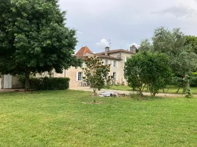 Jardin de l'établissement Gite des Noisettes à la porte de Saintes