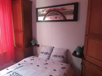 Un ou plusieurs lits dans un hébergement de l'établissement Maison 4 chambres avec jardin