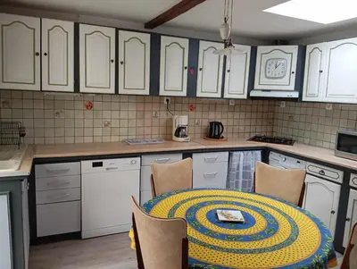 Cuisine ou kitchenette dans l'établissement Maison 4 chambres avec jardin