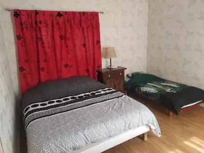Un ou plusieurs lits dans un hébergement de l'établissement Maison 4 chambres avec jardin