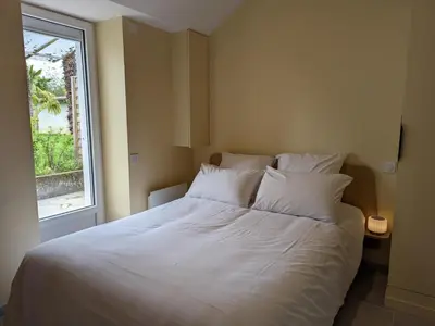 Un ou plusieurs lits dans un hébergement de l'établissement Studio confort à Angoulême avec terrasse, proche transports, idéale pour couples et bébés. - FR-1-653-231