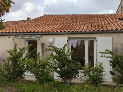 Jardin de l'établissement Studio confort à Angoulême avec terrasse, proche transports, idéale pour couples et bébés. - FR-1-653-231
