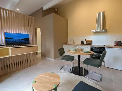 Coin salon dans l'établissement Studio confort à Angoulême avec terrasse, proche transports, idéale pour couples et bébés. - FR-1-653-231