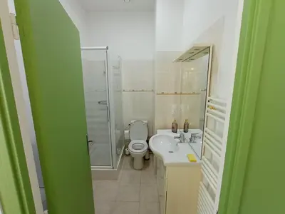Salle de bains dans l'établissement Lumineux appartement en RDC près port de plaisance