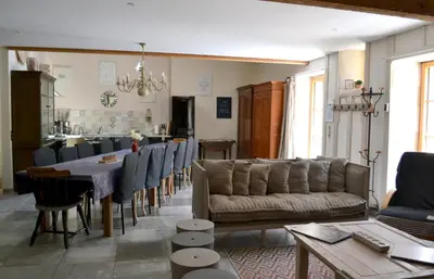 Coin salon dans l'établissement Grand gîte écologique à la campagne et accessible