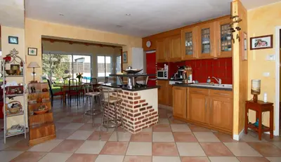 Cuisine ou kitchenette dans l'établissement maison piscine