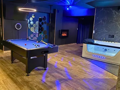 Billard dans l'établissement Suite Cléopâtre avec balnéo & billard - Doux Bleu Jeux